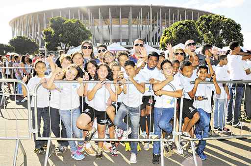 Alunos da Escola Classe Santa Helena, da área rural de Sobradinho, estavam empolgados para conseguir ver a taça