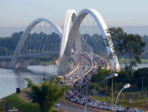 Acidente provocou congestionamento desde a Ponte JK até a chegada dos condomínios no Lago Sul