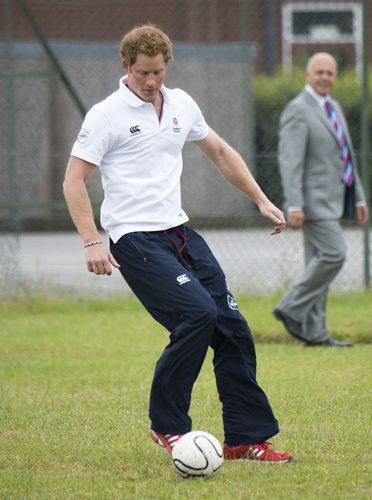 O príncipe britânico participou de um treino de futebol com os jovens do 