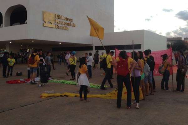 Grupo se concentram na praça do Museu Nacional da República