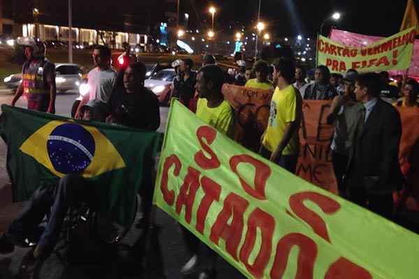 Manifestantes marcham pela via N1, no Eixo Monumental