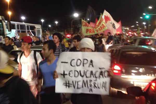 Manifestantes caminham entre os carros no Eixo Monumental