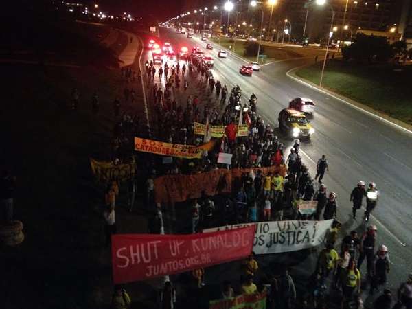 O número estimado pela Polícia Militar é de 200 manifestantes