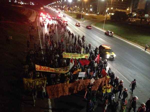 Participam do protesto os movimentos Copa pra Quem?, catadores da Estrutural, Movimento Estudantil Popular Revolucionários (MEPR), Central Sindical e Popular (CSP-Conlutas) e partidos políticos