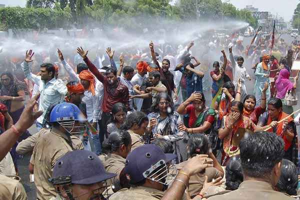 Pessoas são atingidas por jato d'água durante protesto em Lucknow