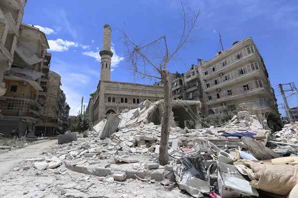 Conflito na Síria: em Aleppo, ataques aéreos destruíram prédios da cidade