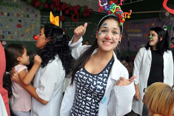 Laís Brandão, voluntária do Grupo Laços de Alegria, com pacientes da ABRACE em Taguatinga