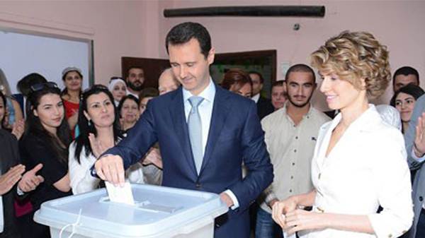 O presidente da Síria, Bashar al-Assad e sua esposa Asma depositam votos nas eleições presidenciais do país em Damasco