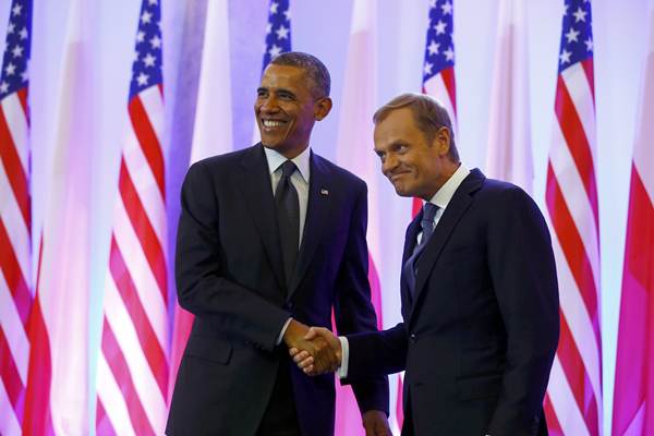 Presidente Barack Obama cumprimenta o primeiro-ministro Donald Tusk no Gabinete do Primeiro Ministro em Varsóvia nesta terça-feira (3/6)