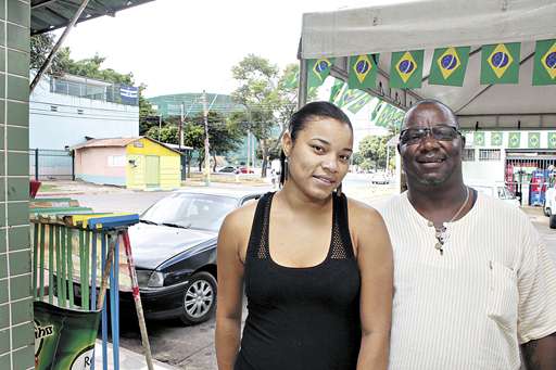 Marianne e Carlos, filha e pai, donos de um bar próximo ao estádio, esperam aumento nas vendas