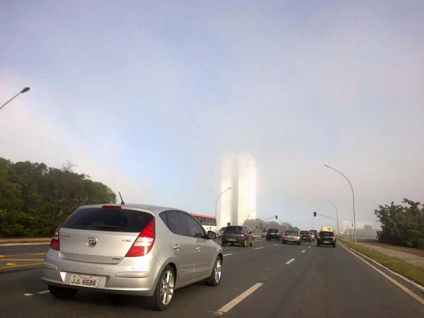 Motoristas que passavam pelo centro da capital perceberam um nevoeiro que cobriu o Congresso Nacional