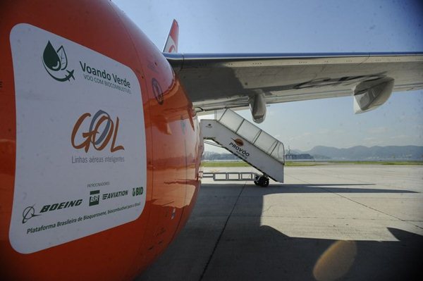 Avião abastecido com bioquerosene, biocombustível de aviação limpo e renovável adicionado ao querosene fóssil