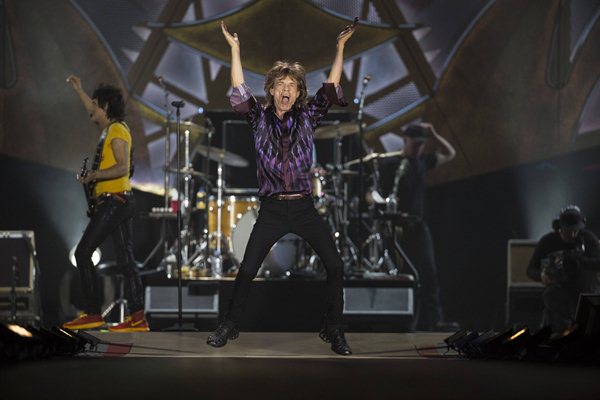 Mick Jagger (centro) e Ronnie Wood durante show da banda Rolling Stones. A banda decidiu realizar o show em Israel apesar dos pedidos por parte dos palestinos de que o evento não fosse feito