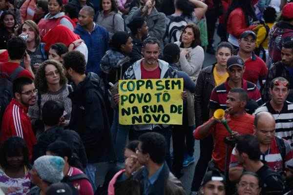 Manifestantes durante protesto de integrantes do Movimento dos Trabalhadores Sem Teto (MTST) na cidade de São Paulo (SP), nessa quarta-feira (4/6)