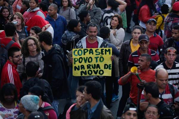 Integrantes do Movimento dos Trabalhadores Sem Teto (MTST) durante protesto em São Paulo (SP), nesta quarta-feira (4/6)