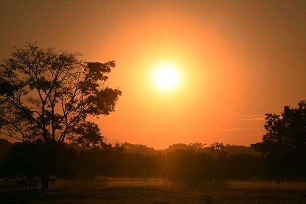 O tempo ficará aberto hoje no Distrito Federal, mas em alguns períodos o sol aparecerá entre nuvens