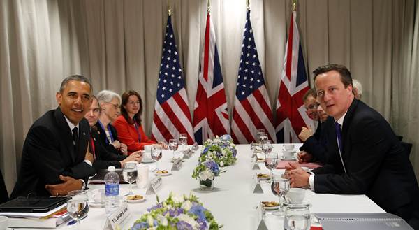 Presidente dos EUA, Barack Obama e primeiro-ministro britânico David Cameron (R) em reunião no G7, em Bruxelas