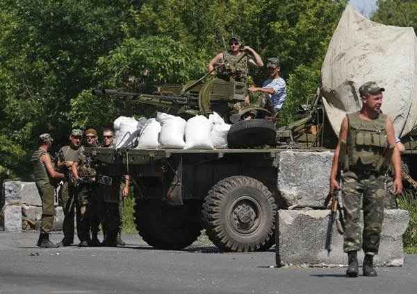 Militares ucranianos ficar de guarda em um posto de controle perto da cidade de Amvrosievka, na região de Donetsk