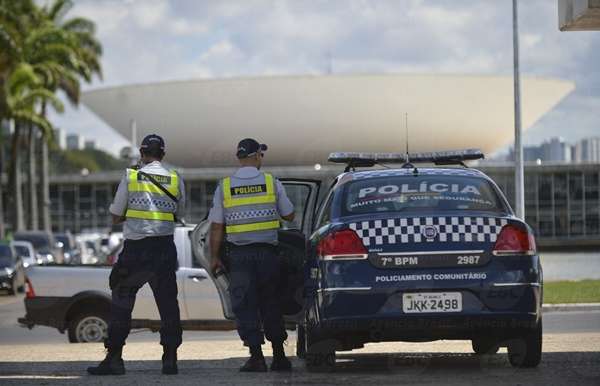 Polícia Militar faz simulação no Distrito Federal para preparar o policiamento que vai atuar na Copa do Mundo