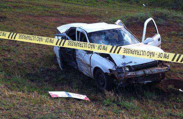 Com o impacto da batida, o carro capotou e foi parar fora da pista