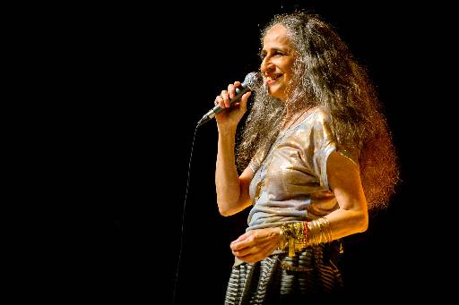 Cantora lança novo álbum