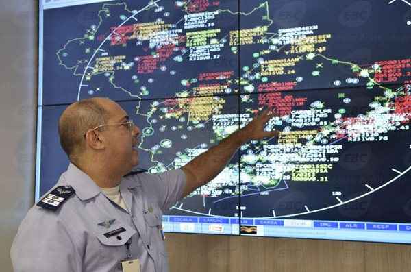 O coronel-aviador Bertolino mostra como funciona o controle do espaço aéreo