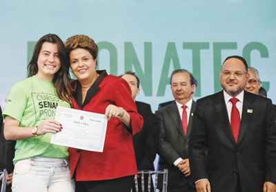Presidenta Dilma Rousseff com a formanda Arielle de Souza, durante cerimônia de formatura de alunos do Pronatec (Foto: Roberto Stuckert Filho/PR) Presidenta Dilma Rousseff com a formanda Arielle de Souza, durante cerimônia de formatura de alunos do Pronatec (Foto: Roberto Stuckert Filho/PR)