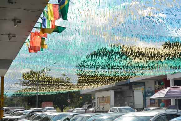 Em clima de Copa, o verde e o amarelo enfeitam as quadras de Brasília