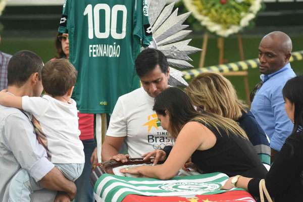 Muito emocionada, a viúva de Fernandão agradeceu por ter convivido com o jogador: 