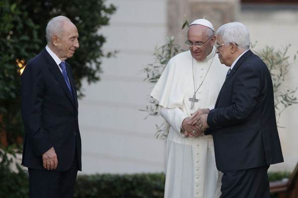 O presidente israelense, Shimon Peres, o Papa Francisco e o presidente palestino, Mahmoud Abbas conversam após uma reunião de oração no Vaticano