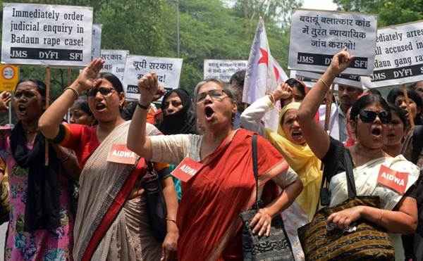 Ativistas gritam em frente de Uttar Pradesh Bhawan, em Nova Delhi, contra a morte de duas adolescentes no distrito Budaun