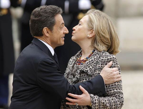 Nicolas Sarkozy cumprimenta a ex-secretária de Estado dos EUA Hillary Clinton, no Palácio do Eliseu em 2011