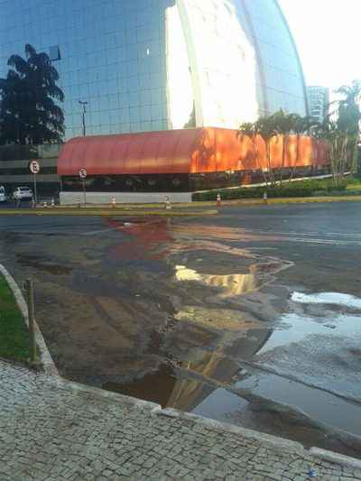 Vazamento de água em frente ao Brasília Shopping. Segundo o leitor Moisés Souza, o problema ocorre há mais de uma semana