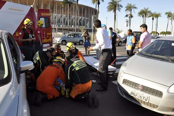 Corpo de bombeiros socorre vítima de atropelamento em frente ao Estádio Nacional de Brasília Mané Garrincha