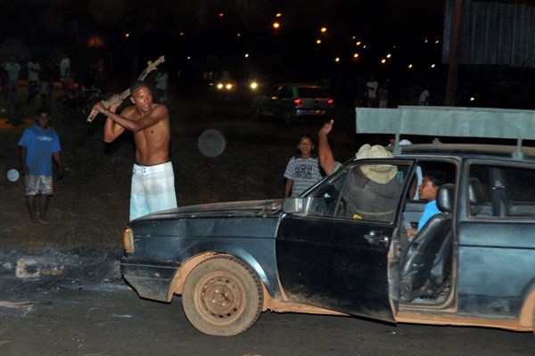 Manifestante usa galho em chamas para impedir trânsito na rodovia