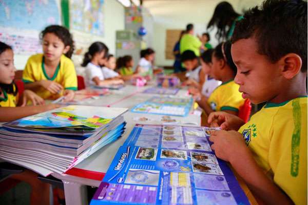 O Figurinha Solidária levou alegria para a Escola Classe 8 do Cruzeiro. O pequeno Iago foi um dos estudantes que ganhou cromos