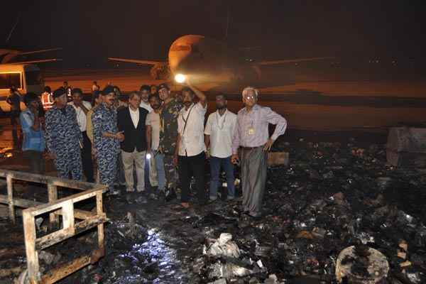 Autoridades de segurança visitam área danificada em ataque no Aeroporto Internacional Jinnah, em Karachi