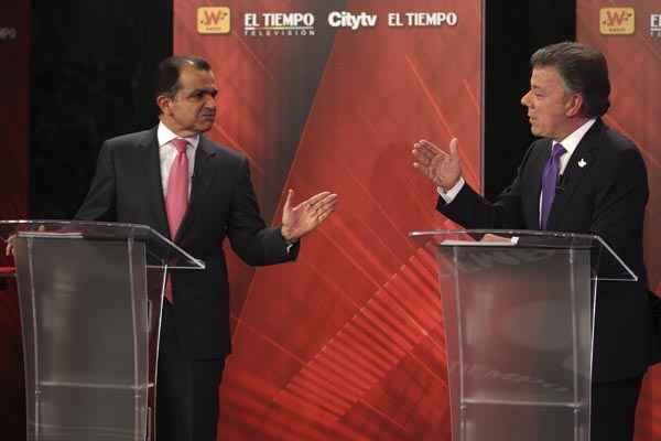 Candidatos presidenciais Oscar Ivan Zuluaga (E) e Juan Manuel Santos em debate