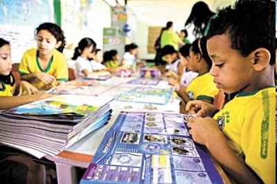 O Figurinha Solidária levou alegria para a Escola Classe 8 do Cruzeiro. O pequeno Iago foi um dos estudantes que ganhou cromos