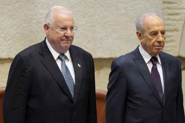 Presidente eleito Reuven Rivlin (E) e o Shimon Peres, que deixa o poder