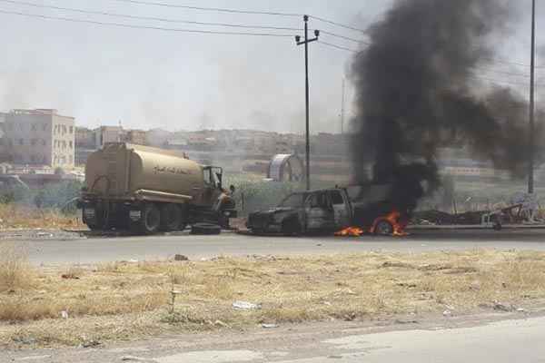 Veículo pega fogo durante confrontos em Mosul, no norte do Iraque