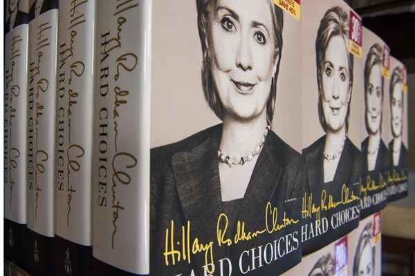 Hillary Clinton faria uma sessão de autógrafos na livraria Barnes & Noble, em Nova York