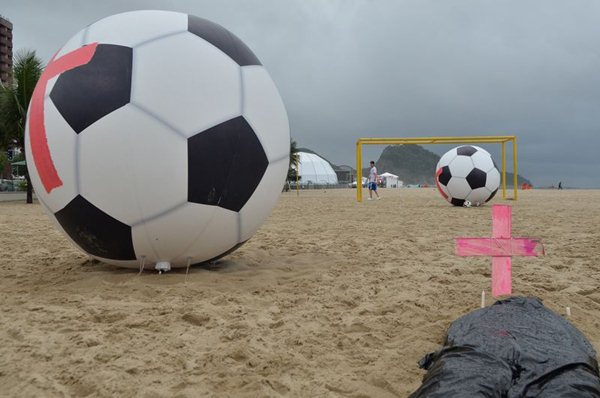 Doze bolas grandes e 12 pequenas foram colocadas na areia da praia e tiveram uma cruz vermelha pintada em seu centro para representar as cidades-sede da Copa