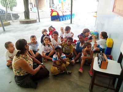 Os programas de rádio, com duração de 20 minutos, são gravados e podem ser ouvidos pelos estudantes nos horários de recreação (foto: arquivo da Secretaria de Educação de Volta Redonda)