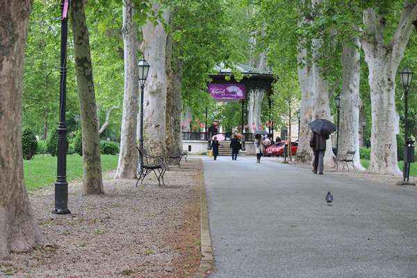 Praça tranquila no centro de Zagreb