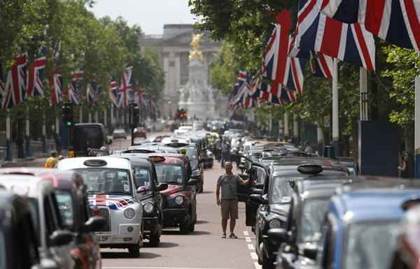 Taxistas participam de uma manifestação ao longo do Mall, no centro de Londres