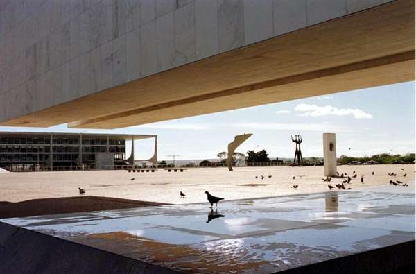 Vista parcial do Museu Histórico de Brasília, também conhecido como Museu da Cidade, tendo ao fundo, o Palácio do Planalto