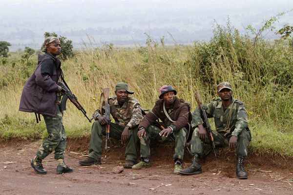 Soldados da República Democrática do Congo descansam perto da cidade de Kibumba, na fronteira com Ruanda, após combates