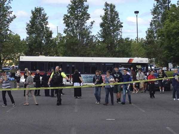 Alunos deixam ônibus para se reunir com seus pais depois de um tiroteio em Reynolds High School, em Troutdale, Oregon, na terça-feira (9/6)