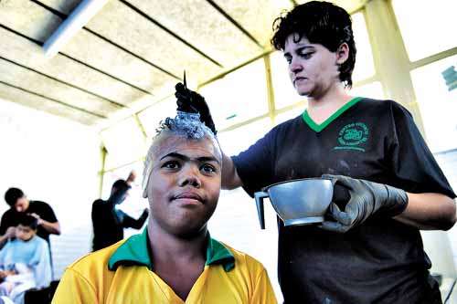 Felipe Gustavo Pereira, 14 anos, não só cortou o cabelo, como também fez luzes para ficar parecido com o ídolo: 